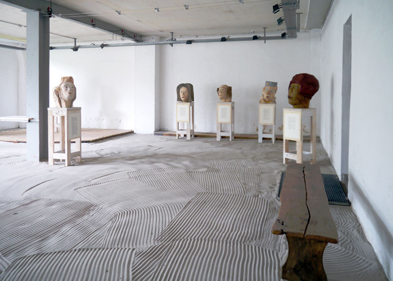 Blick in den großen Ausstelllungsraum der Bürgergalerie (mit Holz-Skulpturen von Dieter Koswig).