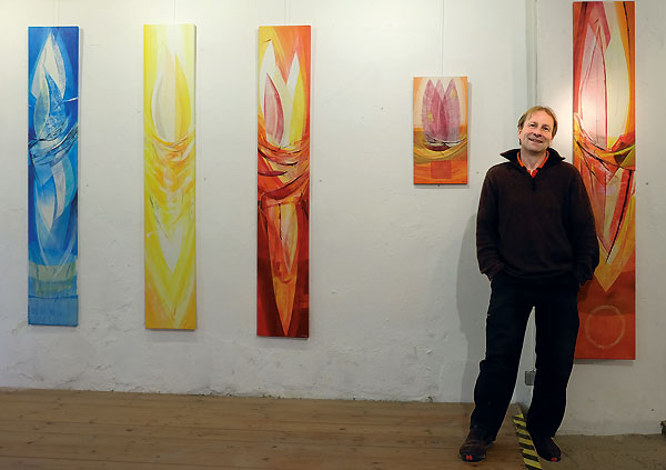 Jörgen Habedank neben der Dreiergruppe: »Lichtseglerspiegelung in Blau / Gelb / Rot« sowie dem Titelbild »Schwebender Farbsegler«